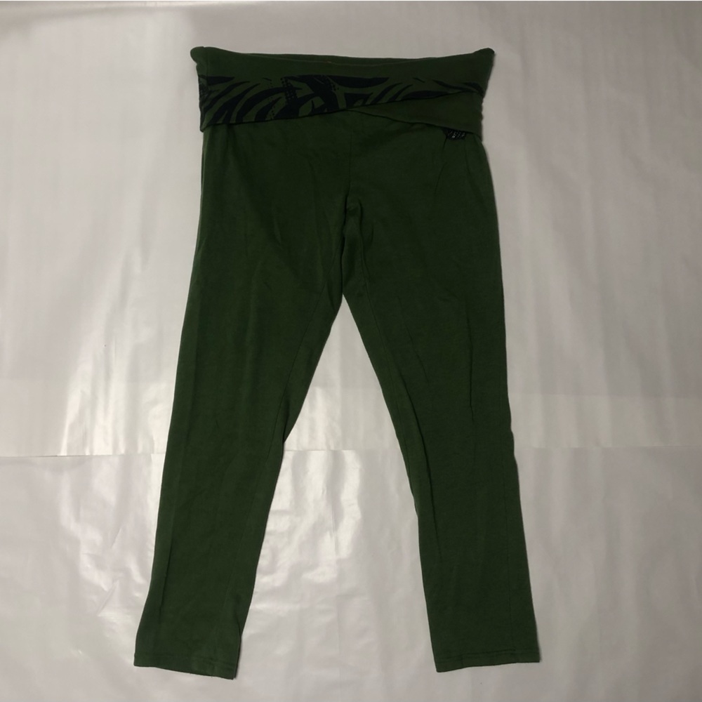 APPLE BOTTOMS vintage/y2k green yoga pants with rhinestones detailing (size XL)